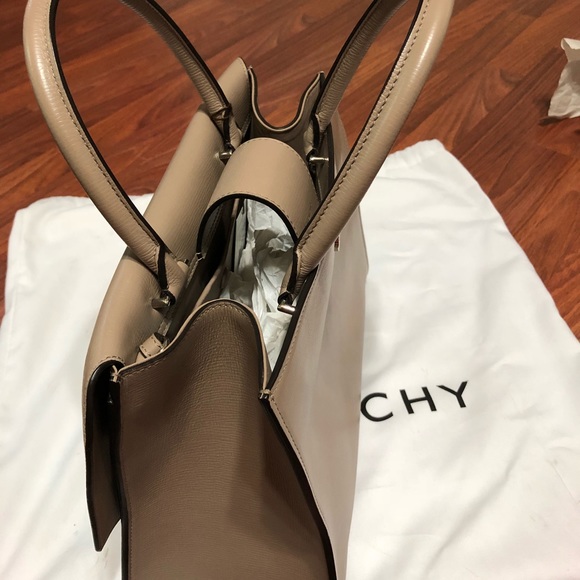 Givenchy - Picture 3 of 5